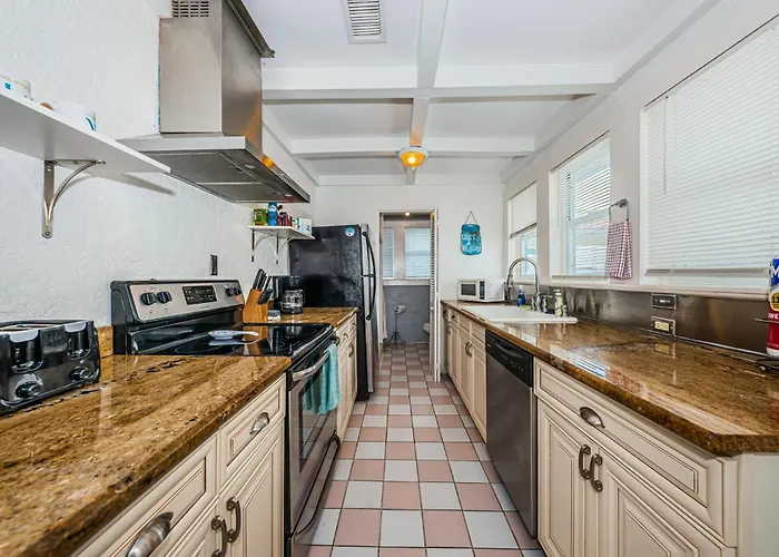 Beautiful Waterfront Cottage. Sleeps 6 *