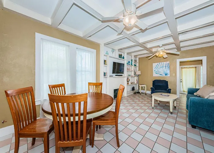 Ferienhaus Beautiful Waterfront Cottage. Sleeps 6