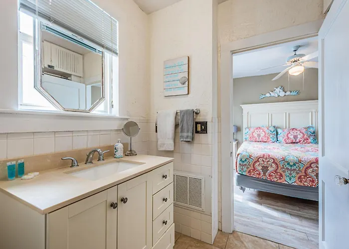 Ferienhaus Beautiful Waterfront Cottage. Sleeps 6