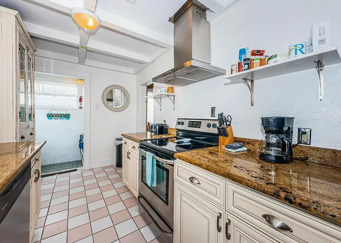 Beautiful Waterfront Cottage. Sleeps 6 *