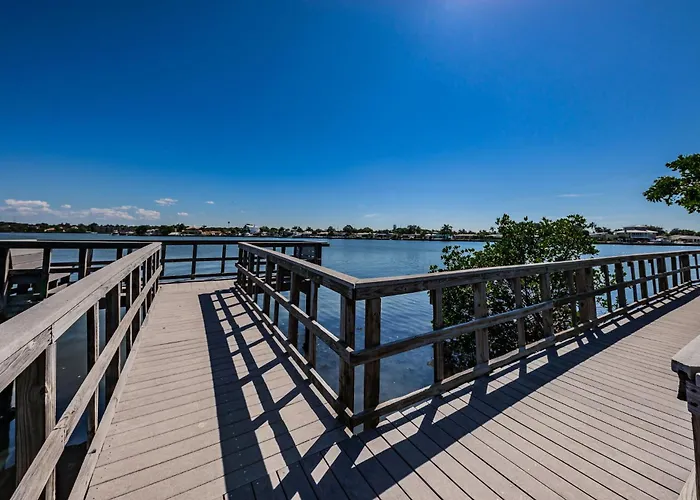 Beautiful Waterfront Cottage. Sleeps 6 * Clearwater Beach