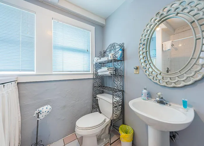 Beautiful Waterfront Cottage. Sleeps 6