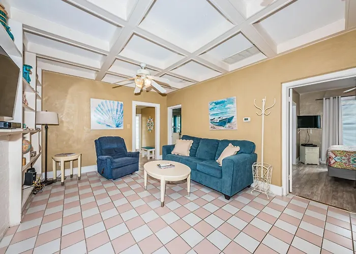 Ferienhaus Beautiful Waterfront Cottage. Sleeps 6 *