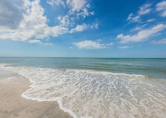 Beautiful Waterfront Cottage. Sleeps 6 Clearwater Beach