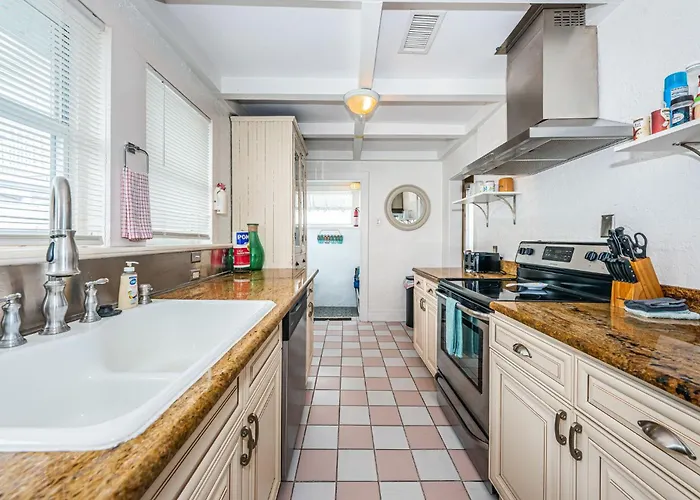 Beautiful Waterfront Cottage. Sleeps 6 * Clearwater Beach