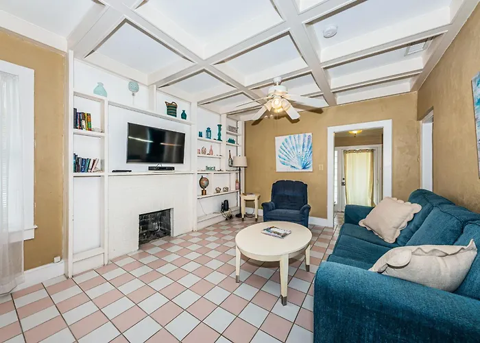 Beautiful Waterfront Cottage. Sleeps 6