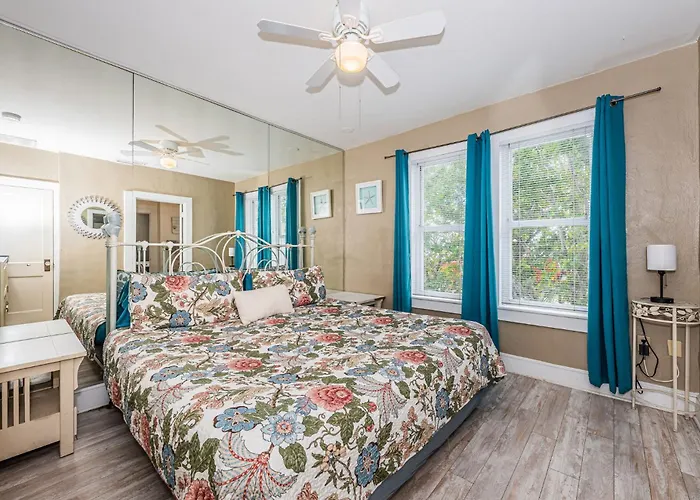 Beautiful Waterfront Cottage. Sleeps 6 Clearwater Beach