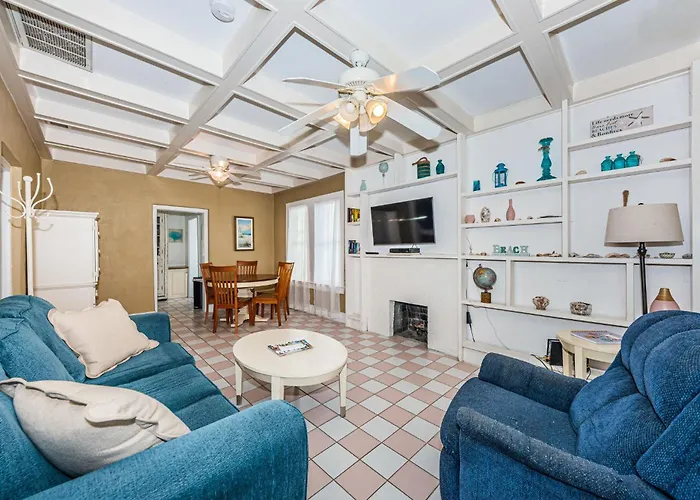 Beautiful Waterfront Cottage. Sleeps 6 * Clearwater Beach